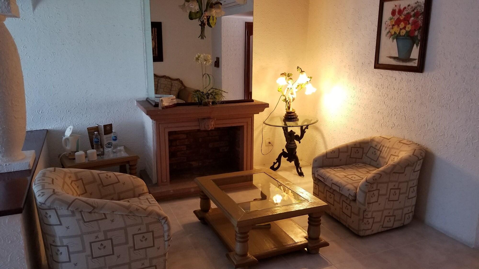 Gran Hotel Hacienda De La Noria Aguascalientes Exterior foto A living room in a typical hotel